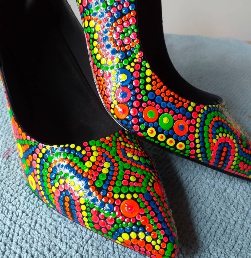 #workinprogress #banburyartist #belindamooreart #oxfordshireartist #customizedheels #handpainted #do