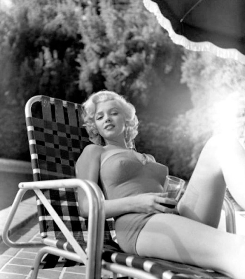 summers-in-hollywood:Marilyn Monroe sunbathing, 1953.  Photo taken by Harold Lloyd