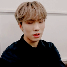 moonkyuns:  do you see his cheekbones?