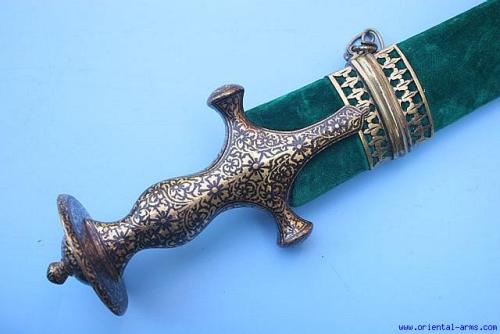 machiavellianfictionist:Indian tulwar with a beautiful blade. The chevron pattern is forged in damas