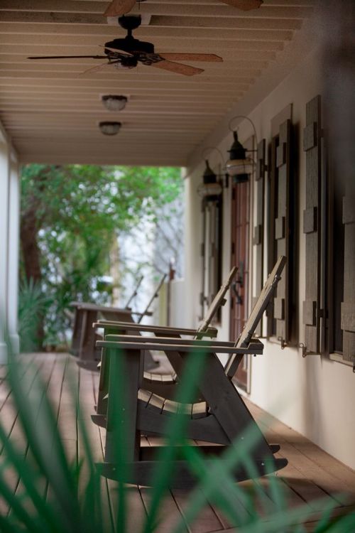 lesl-ee:Beach cottage front porch. Photo: Leslee Mitchell. 
