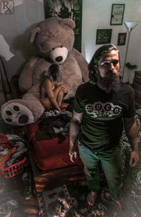 greeneyes-smile:  fred-rx:  late night weirdness with Sardonic, Bitches_Brew and a an 8 feet teddy b