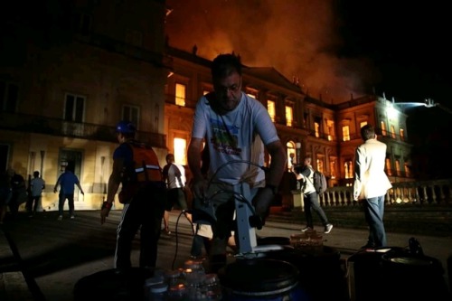 brazilwonders: “Choro, choramos, espero que o Brasil chore. Mas que se levante, que se olhe no