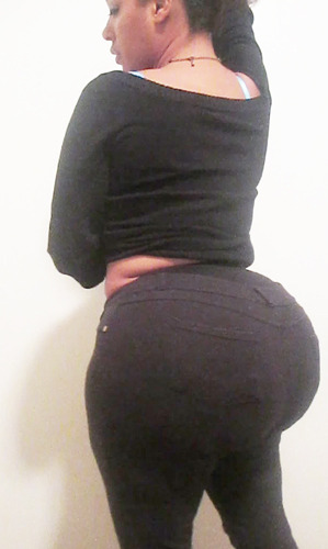 pearhub:  tweetyistumbln:  Black Jeans    #tight pants #booty #thick  Now that’s a big butt