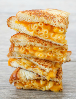 do-not-touch-my-food:  Macaroni and Cheese Grilled Cheese 