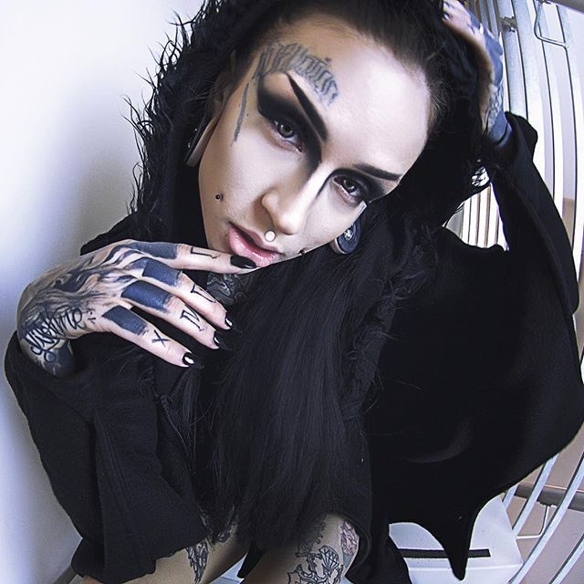 socialpsychopathblr:  Monami Frost