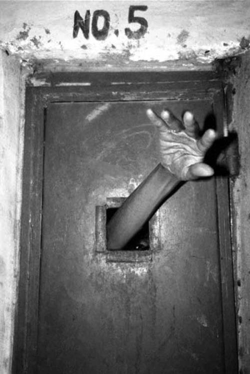 thyfadingmoon:  Into the Asylum