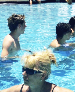 zayncangetsome:  narry playing in the pool today 6/14/13 