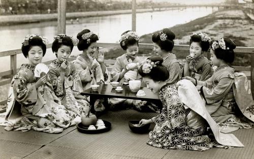 iamsenshi:&ldquo;A group of Maiko girls (apprentice geisha) drinking sake on a balcony, overlooking the Kamo River in Ky