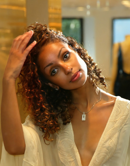 flyandfamousblackgirls:    Mýa getting ready