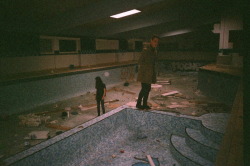 radio-atlantis:  Abandoned swimming pool