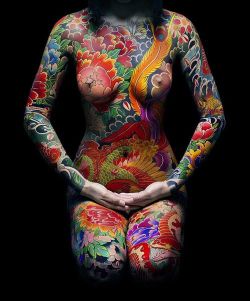 Extreme Tattoos und Piercings bei Frauen