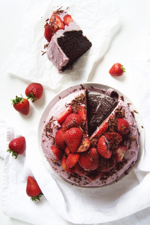 vegan-yums: Vegan strawberries and cream fudge cake / Recipe