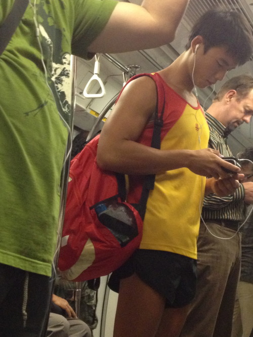 jgvansg:  who can tell me who is this HC boy? why did he wear so skimpy on the train?  nice thighs…