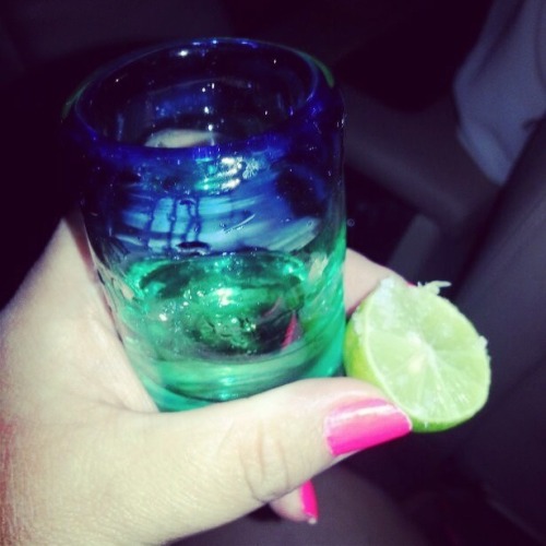 victorialonzo:Por ti, deje de hacerle gestos al tequila ,Me hice un experto en la bebida ,Gracias a tu desprecios  Ahora se lo que es llorar  por dentro