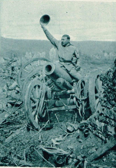 French artillerymen mounts a captured german gun, 1917.Source: La Guerre Illustrée, July, 1917.