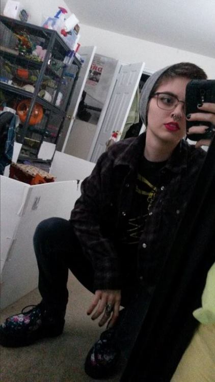 little-king-smashmouth:  todays look brought to u by the Fuck wordalso squatting hurts my knees  [they/them] 