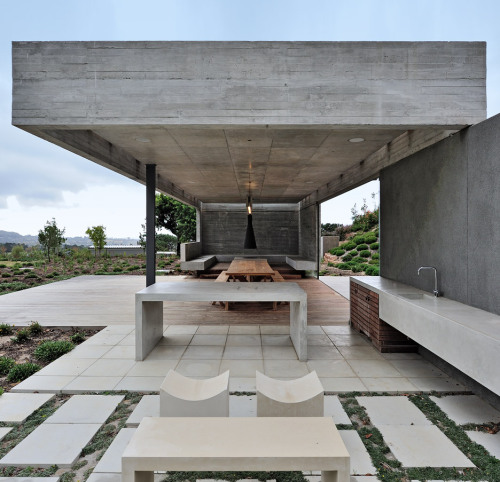 Concrete garden pavilion by Metropolis.