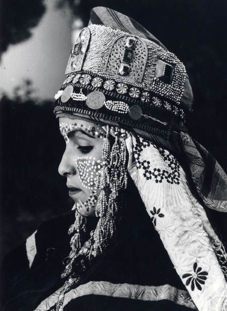 Moroccan bridal wear (click to enlarge)1. Moroccan bride in traditional quftan2. Moroccan bridal caf