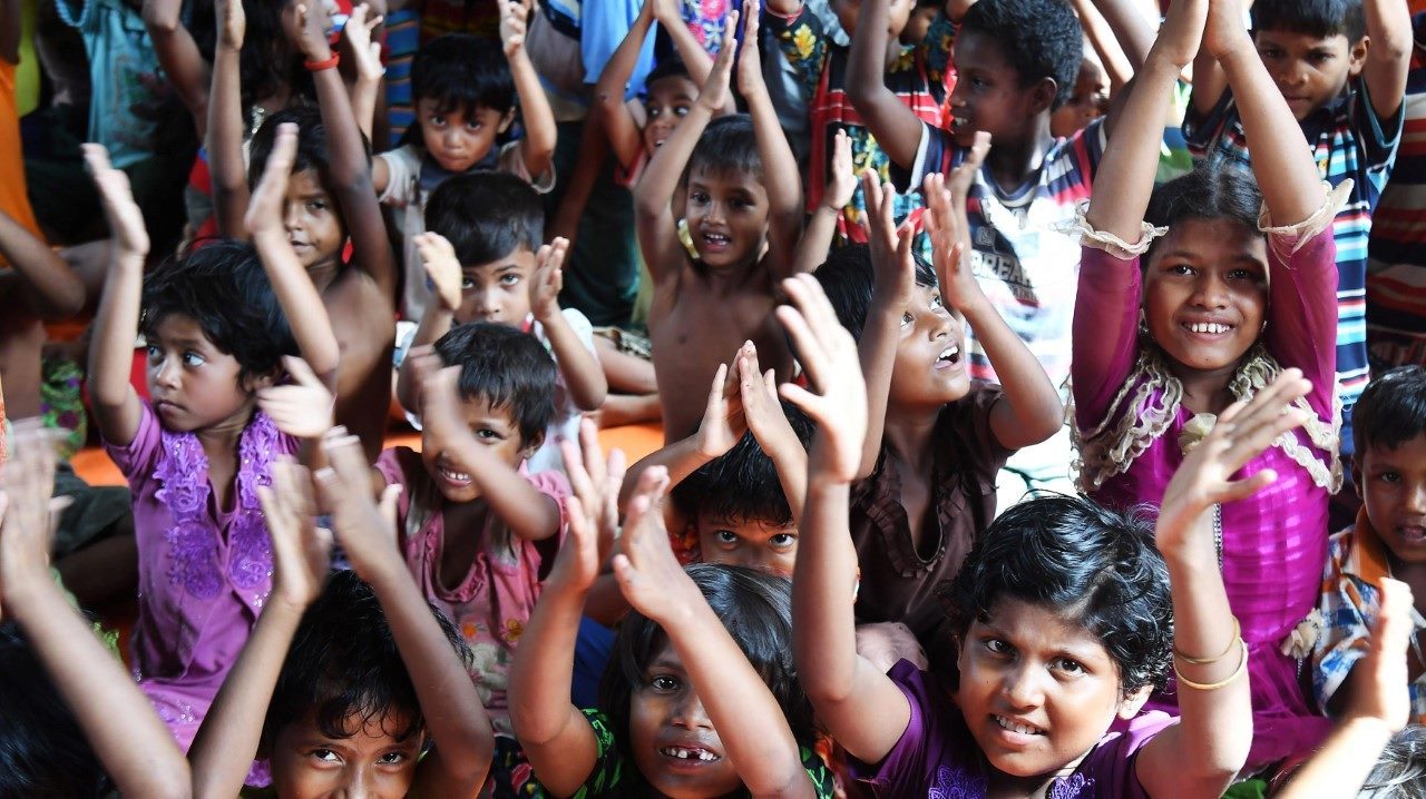 REFUGIADOS EN BANGLADESH. Niños refugiados musulmanes Rohingya asisten a una escuela informal en el campo de refugiados de Balukhali en el distrito de Ukhia de Bangladesh. Más de 600,000 rohingya han huido a Bangladesh de los asesinatos, violaciones...