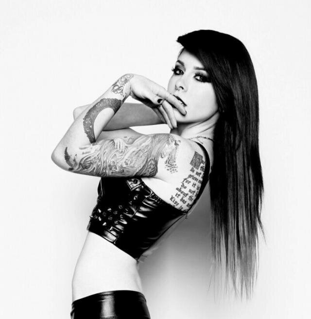tattooedladiesmetal:  Love a tattooed lady!!