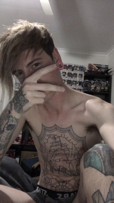 blueeyeswhiteboi:Skinny boy attempts a selfie