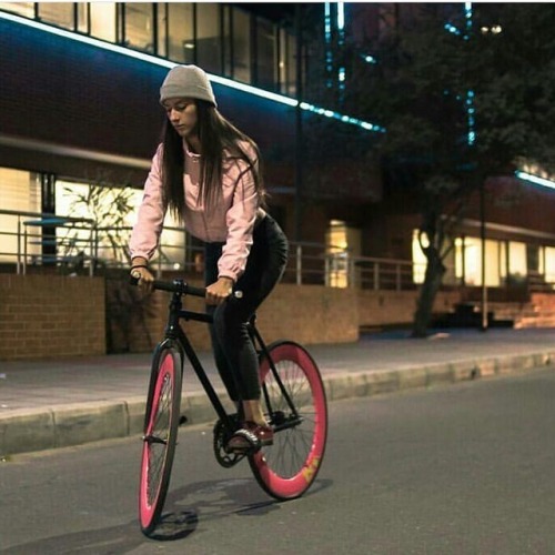 javi-ballestero:@isaabella.0 #fixiegirl #girlbike #girlsgonefixie #ridegirl #ridelikegirl #fixiechic