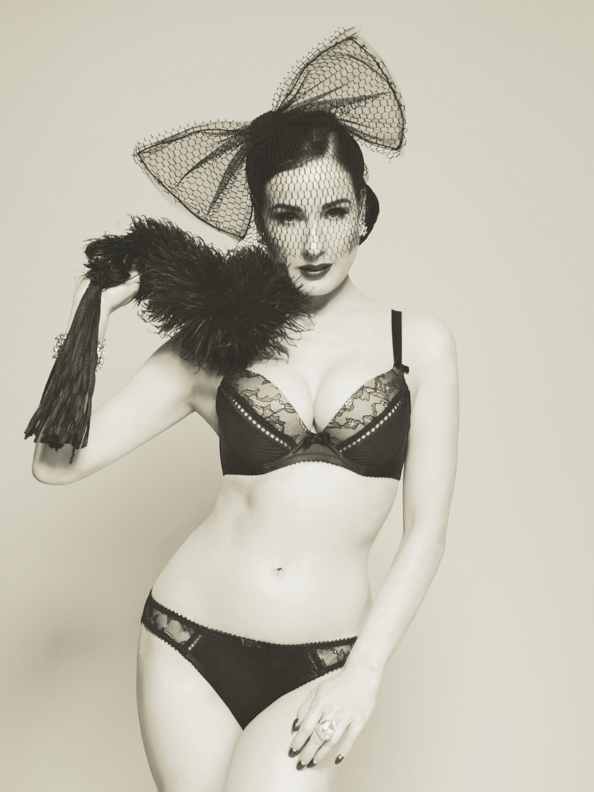 faibleroitelet:  Von Follies    I love vintage style pinups