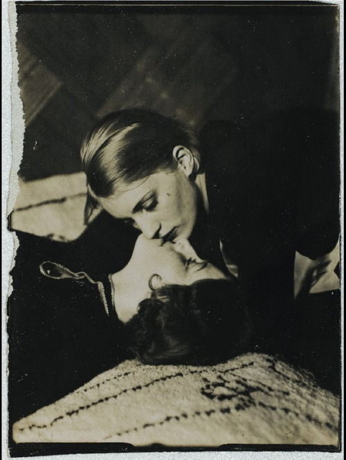 lush-retina:  historicporn:  smooching.1930.  Man Ray 