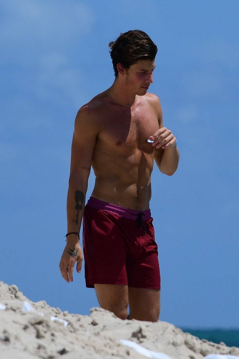 shawnmendes-updates:Shawn on the beach in Miami today | August 5th, 2022