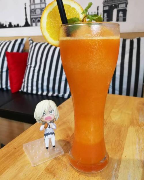 小さな妖精と背の高いグラスにオレンジ ジュース。Little fairy and orange juice in tall glasses. 小さな妖精 (ちさなようせい/ chisana youse