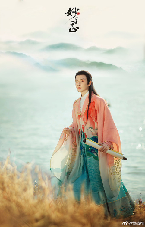 mode: 黄靖翔 photographer: @另一个从暮 hair and makeup: @M-STUDIO小六老师 hanfu:   @衔泥小筑汉服 ‘s collaboration with