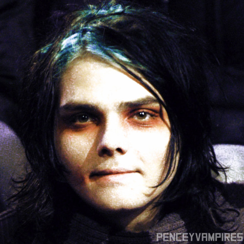 penceyvampires:  Gerard Way + Turquoise roots [ x ] 