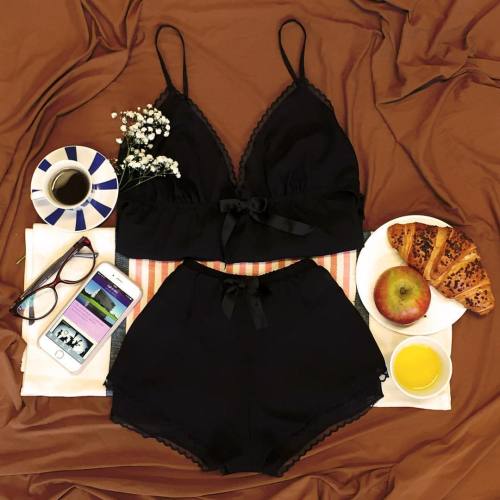 Breakfast with Nubian Skin and our Shadow Sleep Set from the #MoroccanNights collection. Have you pre-ordered yours yet? #NubianSkin 🍎☕️ .
.
.
.
.
.
.
#nightwear #sleepwear #pyjamas #morning #breakfast #nightwear#pyjamas#moroccannights#morning#sleepwear#nubianskin#breakfast
