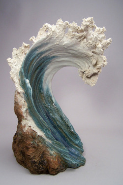 sixpenceee: Denise Romecki finds inspiration for her sculptures in cresting waves. Romecki creates her original pieces using stoneware clay. Requiring at least two kiln firings, her ceramic sculptures resemble beautifully rising white-capped waves that