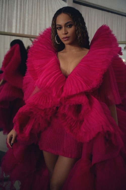 samosaofpassion:Beyoncé at the Global Citizen Festival, December 2, 2018Deepika Padukone at Cannes F