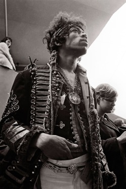 babeimgonnaleaveu:  Jimi Hendrix backstage