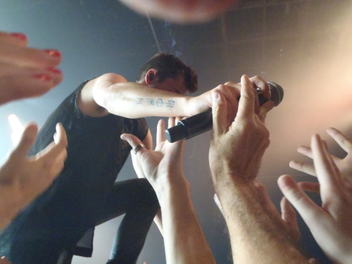 davidthedad:From the Center Stage show in Atlanta on November 23, 2013.Tyler climbs up for Holding O