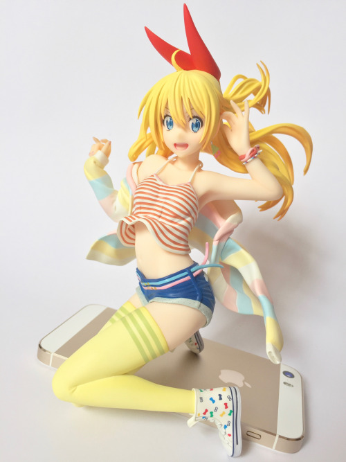 Hello everyone!I’m back with another figure review and this time we have our tsundere Chitoge Kirisa