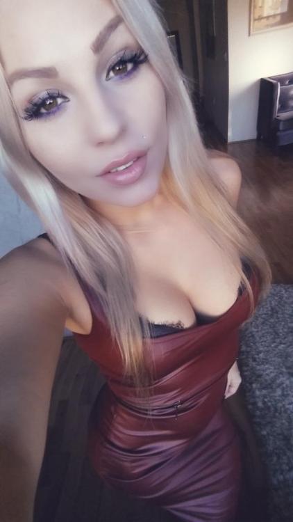 Porn Pics Gorgeous blonde