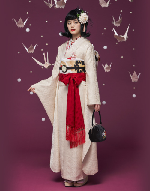 Beautiful furisode outfit seen on, looking a bit like a bride shiromuku. Plain furisode with rinzu (