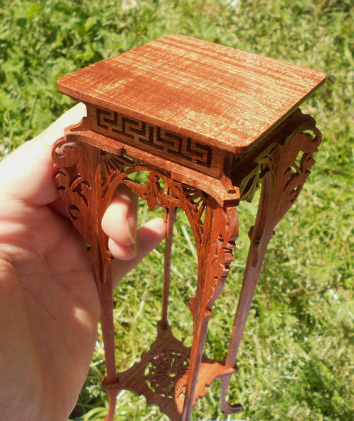 I havent posted anything in a while so here is something i just made :).it’s a 1:4th scale pedestal 