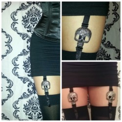 misspoisonella:  Skull Garter Belt by Velvet