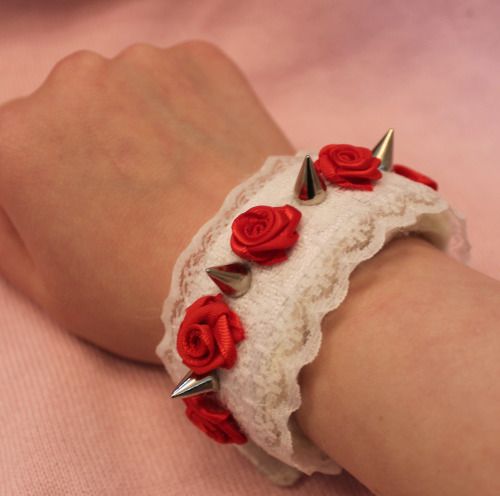 theunicornkittenkween:  sara-meow:  Sorry for the large photos! >.< This is my first time ever making a cuff! This is a test run,I won’t be selling this as it’s not good enough for my standards D: It’s SO comfy though! It’s lined with silky