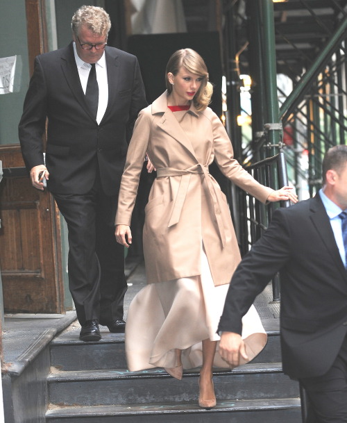 tayswiftdotcom:Leaving her apartment in NYC 8/11/14 (x)