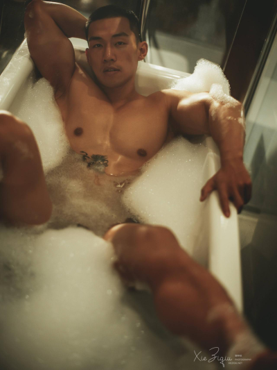 hotdogsfordinner:If you need me, I’ll be in this bubble bath until further noticeIG:  berlinsun📸 IG:  xieziqiu1027