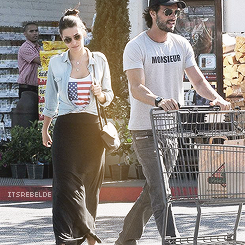 itsrebelde:  Rodrigo Santoro e Mel Fronckowiak saem juntos de supermercado em Los