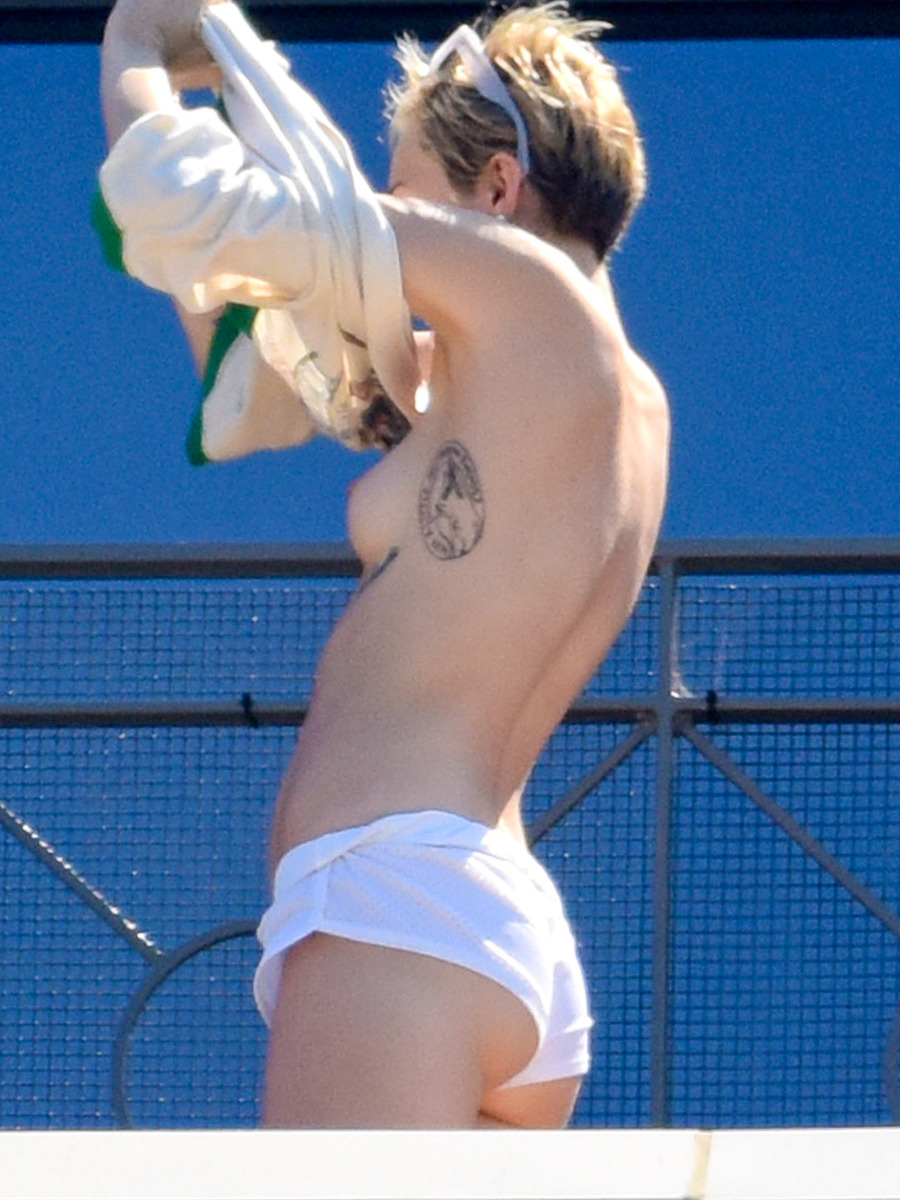 : Miley Cyrus - topless in Sydney, Australia. (10.12.14)