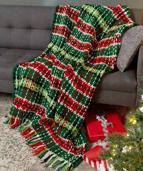 LW5735 Plaid Christmas Blanket Free Crochet Pattern in Red Heart Super Saver yarn