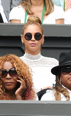 mexicanheaux:   mcavoys:    Beyoncé attends the women’s final of the Wimbledon